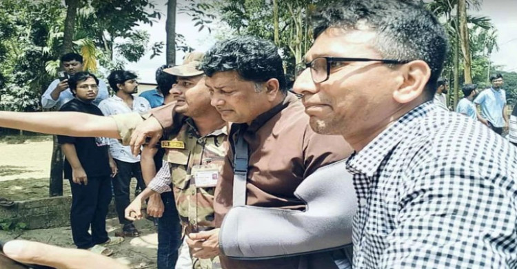 চবি শিক্ষার্থীদের সঙ্গে স্থানীয়দের ফের সংঘর্ষ, প্রক্টরসহ আহত কয়েকজন