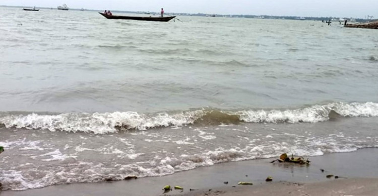 মেঘনা নদীতে ১৮ হাজার বস্তা সিমেন্টসহ ডুবে গেছে লাইটার জাহাজ