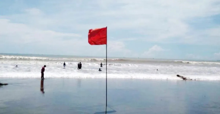 চার সমুদ্রবন্দরে ৩ নম্বর সতর্ক সংকেত