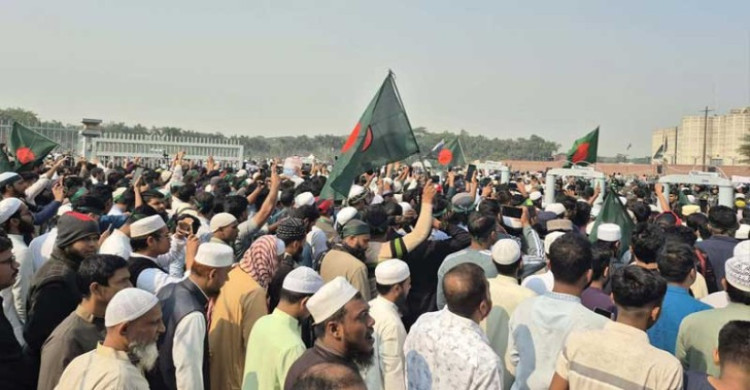 সংসদ ভবনের দক্ষিণ প্লাজায় প্রবেশ করলো হাজারো ছাত্র-জনতা