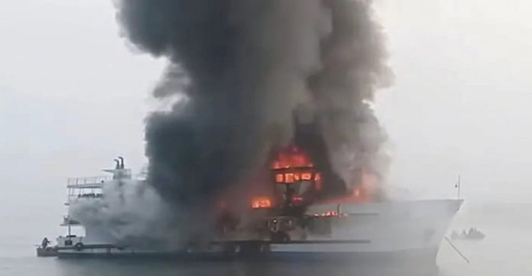 সেন্টমার্টিনগামী জাহাজে আগুন, একজনের মৃত্যু