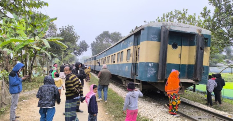 ময়মনসিংহে রেললাইন খুলে ফেলেছে দুর্বৃত্তরা, ট্রেন লাইনচ্যুত