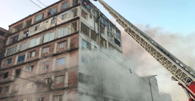 আরমানিটোলায় বহুতল ভবনে আগুন, ৯ ইউনিটের চেষ্টায় নিয়ন্ত্রণে