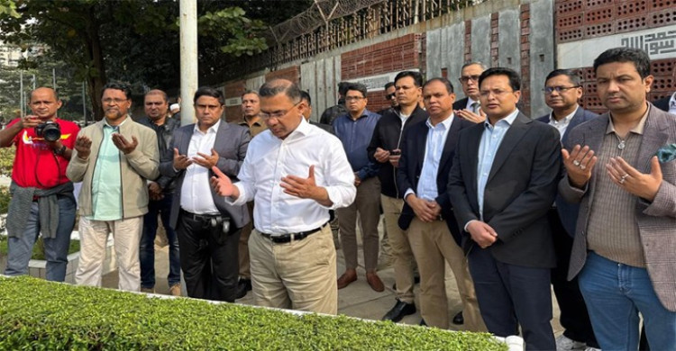 ছোট ভাই আরাফাত রহমান কোকোর কবর জিয়ারত করলেন তারেক রহমান