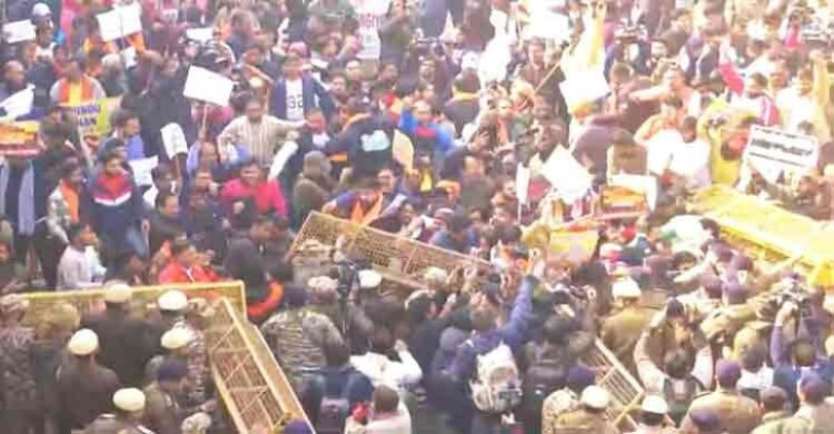 দিল্লিতে বাংলাদেশ হাইকমিশনের সামনে ‘বিশ্ব হিন্দু পরিষদের’ বিক্ষোভ