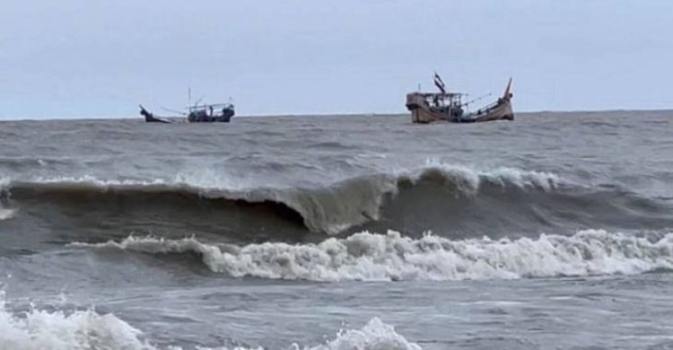 উপকূলজুড়ে অতিভারী বৃষ্টিপাত, সমুদ্র বন্দরে ৩ নম্বর সতর্ক সংকেত
