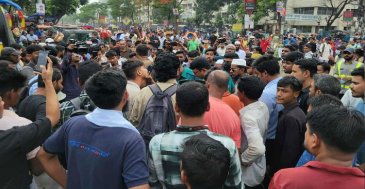 নতুনবাজার অবরোধ: লাঠিচার্জেও সরেনি ইউআইইউ শিক্ষার্থীরা