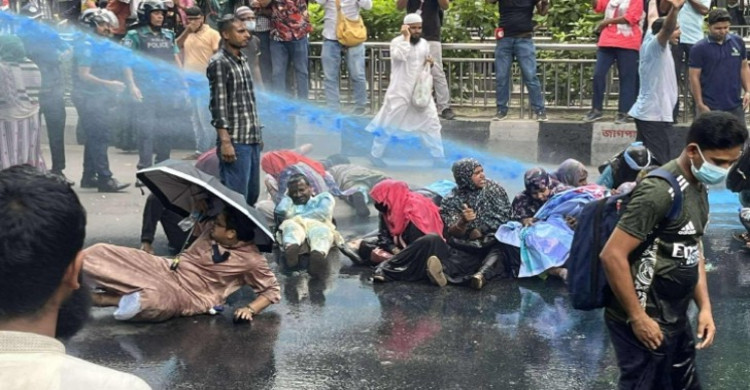 প্রেসক্লাবে আন্দোলনকারীদের ওপর জলকামান-সাউন্ড গ্রেনেড নিক্ষেপ