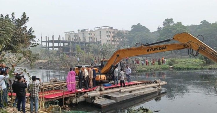 লাল গালিচায় খালে নেমে খননের উদ্বোধন তিন উপদেষ্টার