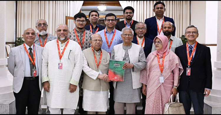 প্রধান উপদেষ্টার কাছে জমা দেয়া হলো স্বাস্থ্য সংস্কার কমিশনের প্রতিবেদন