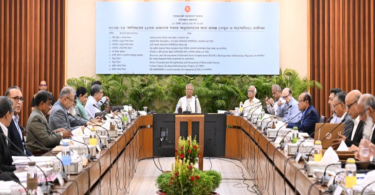 উপদেষ্টাদের সঙ্গে ড. ইউনূসের রুদ্ধদ্বার বৈঠক চলছে