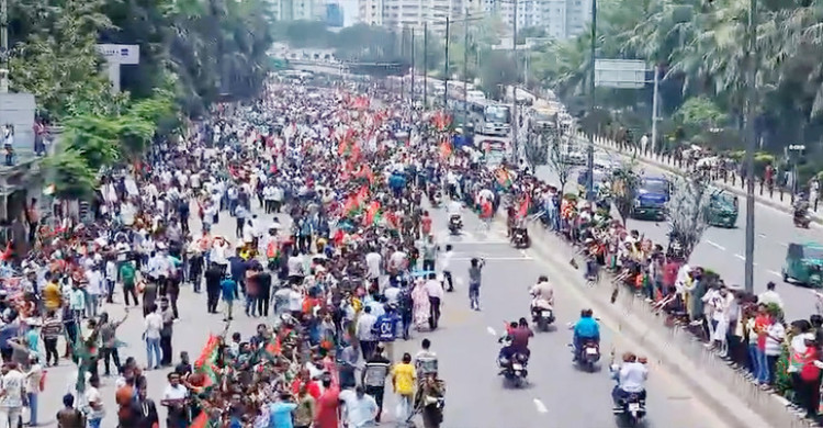 বিমানবন্দর সড়কে জনস্রোত