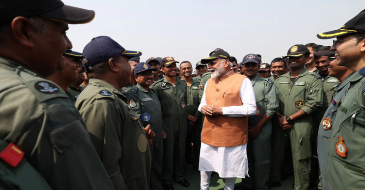 বিমান বাহিনীর সদস্যদের উজ্জীবিত করতে আদমপুর ঘাঁটিতে মোদি