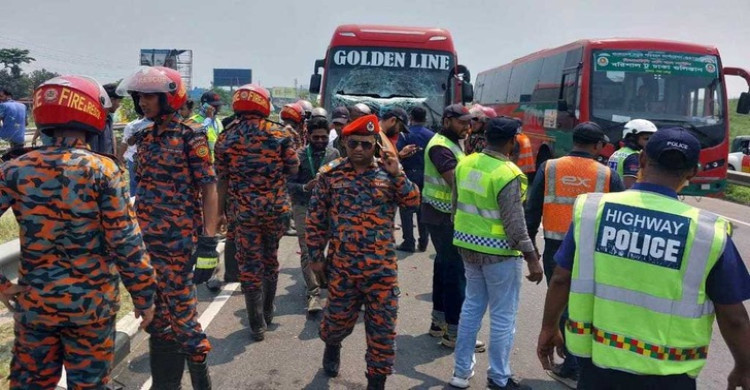 ঢাকা-মাওয়া এক্সপ্রেসওয়েতে অ্যাম্বুলেন্সকে বাসের ধাক্কা, নিহত ৫