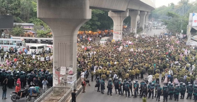 এক দফা দাবিতে নার্সিং কলেজ শিক্ষার্থীদের শাহবাগ অবরোধ