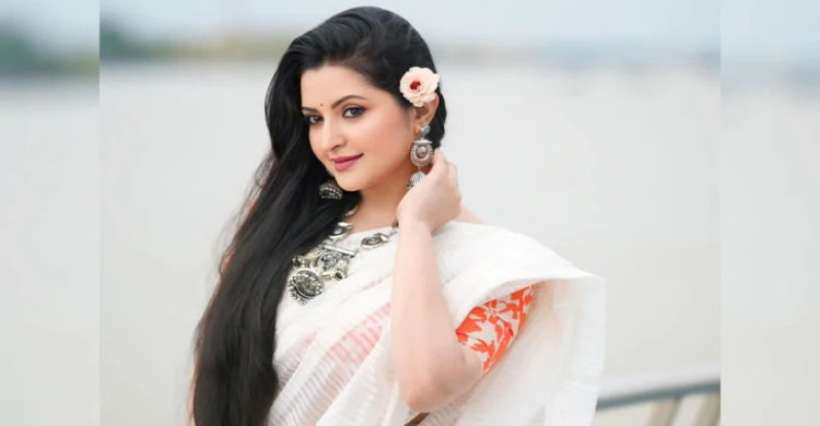 আল্লাহ কিছু নেয়ার আগে দিয়েও দেন: পরীমণি