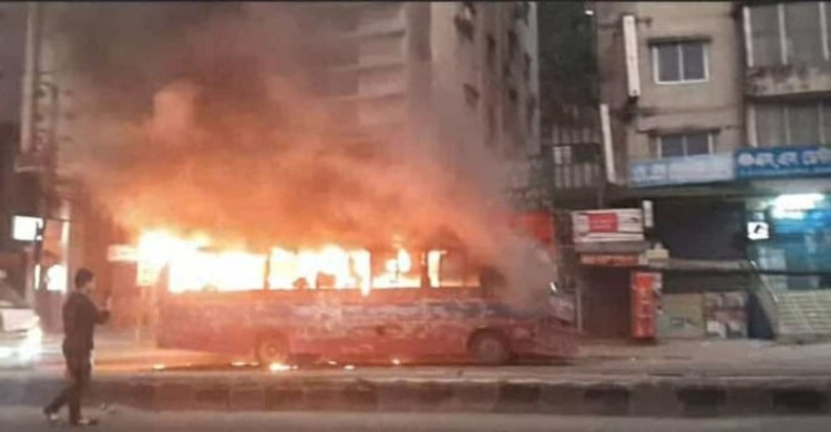 রাজধানীর মেরুল বাড্ডা ও শাহজাদপুরে দুই বাসে আগুন
