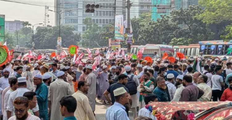 নভেম্বরে গণভোটের দাবিতে উত্তাল পল্টন, যান চলাচল বন্ধ