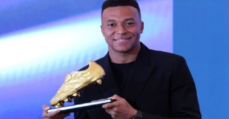 গোল্ডেন বুট হাতে পেয়ে উচ্ছ্বসিত এমবাপ্পে