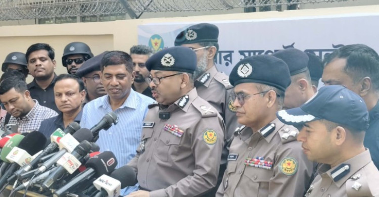 আমার অফিসারদের সঙ্গে খারাপ আচরণ করবেন না : ডিএমপি কমিশনার