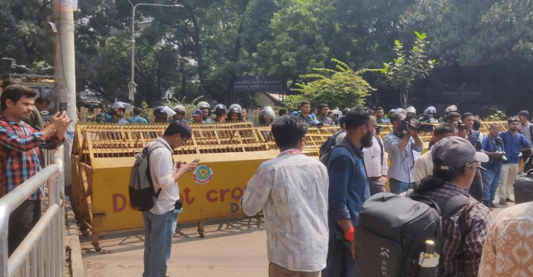 শিক্ষা ভবনের সামনে ৭ কলেজ শিক্ষার্থীরা, সড়কে পুলিশের ব্যারিকেড
