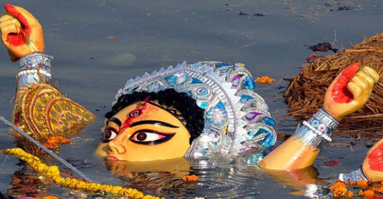 প্রতিমা বিসর্জনের মধ্য দিয়ে শেষ হচ্ছে শারদীয় দুর্গোৎসব