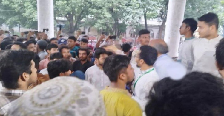 সিনেটের ভোটকেন্দ্রে হট্টগোল
