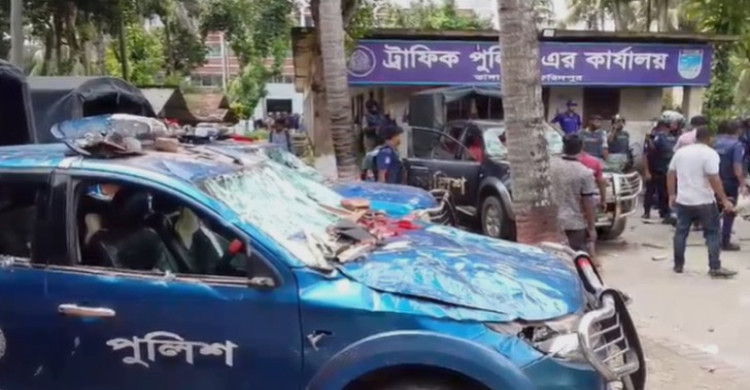 পুলিশের গাড়ি ভাঙচুর ও নির্বাচন অফিসে হামলা