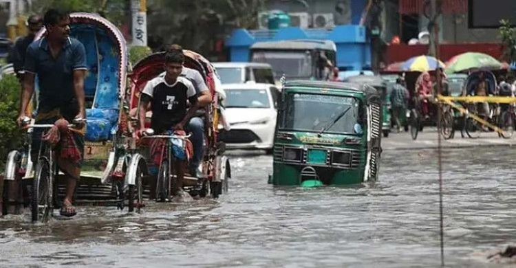 চট্টগ্রামে বৃষ্টিতে সড়কে হাঁটুপানি