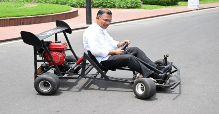 কলেজ শিক্ষার্থীর রেসিং কার চালিয়ে উৎসাহ দিলেন প্রধানমন্ত্রী