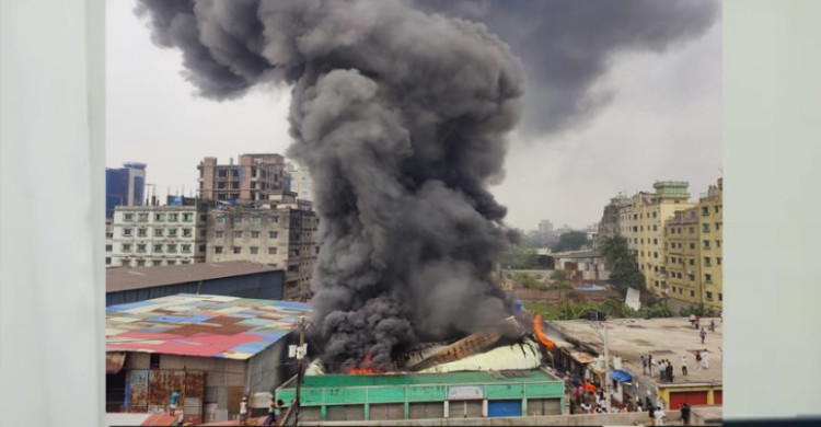 কদমতলীতে গ্যাসলাইটার কারখানায় আগুন, নিয়ন্ত্রণে ৭ ইউনিট