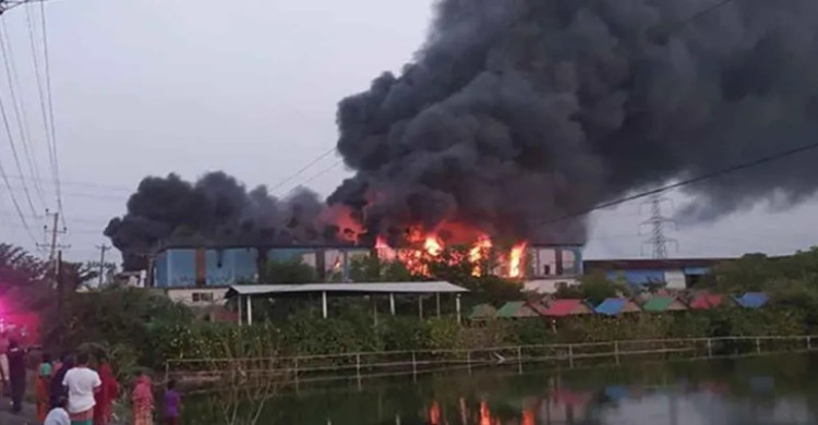 কদমতলীতে কারখানায় অগ্নিকাণ্ডে পাঁচজনের মরদেহ উদ্ধার