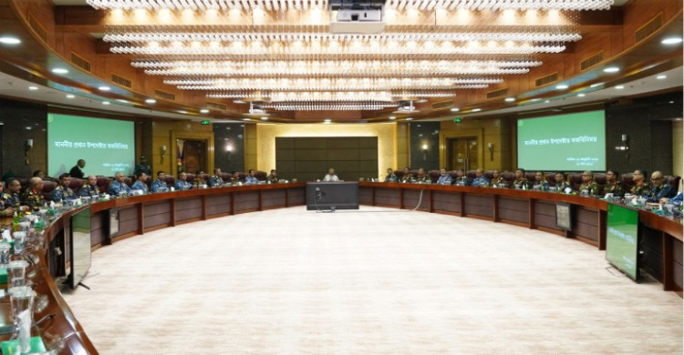 সশস্ত্র বাহিনীর ঊর্ধ্বতন কর্মকর্তাদের সঙ্গে প্রধান উপদেষ্টার মতবিনিময়