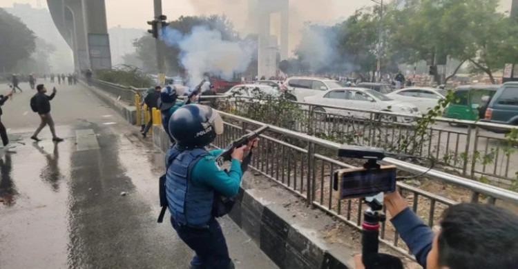 কারওয়ান বাজারে ফের মোবাইল ফোন ব্যবসায়ীরা, পুলিশের সাউন্ড গ্রেনেড নিক্ষেপ