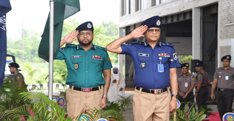 নতুন পোশাকে দায়িত্ব পালন শুরু পুলিশের