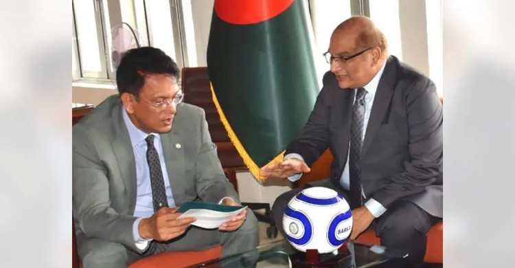 বাংলাদেশের স্কুলে বিতরণের জন্য ১ হাজার ফুটবল উপহার দিল পাকিস্তান