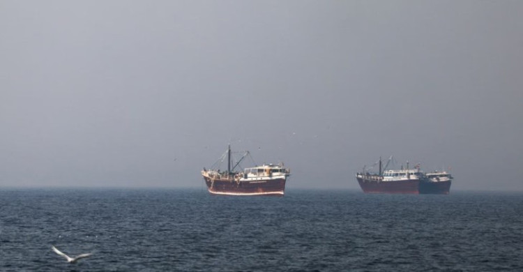 হরমুজ প্রণালি পারের চেষ্টা করলেই জাহাজ জ্বালিয়ে দেওয়ার হুমকি আইআরজিসির